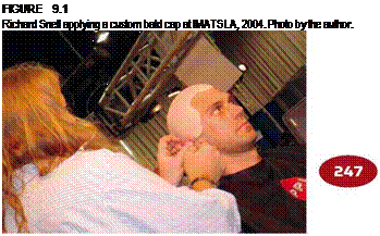 Подпись: FIGURE 9.1 Richard Snell applying a custom bald cap at IMATS LA, 2004. Photo by the author. 