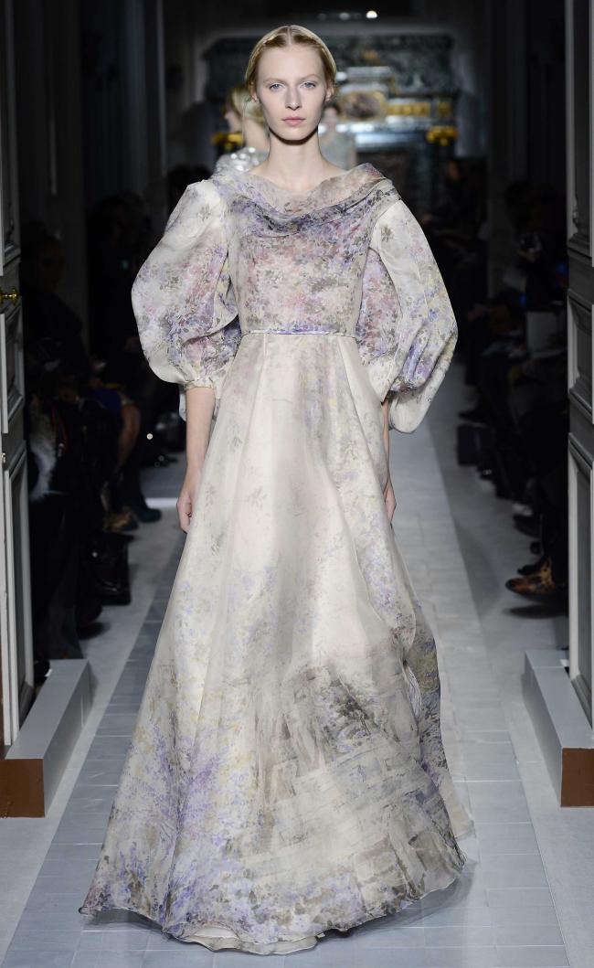 Fashion under the badge of Valentino: it is delightful and is charming