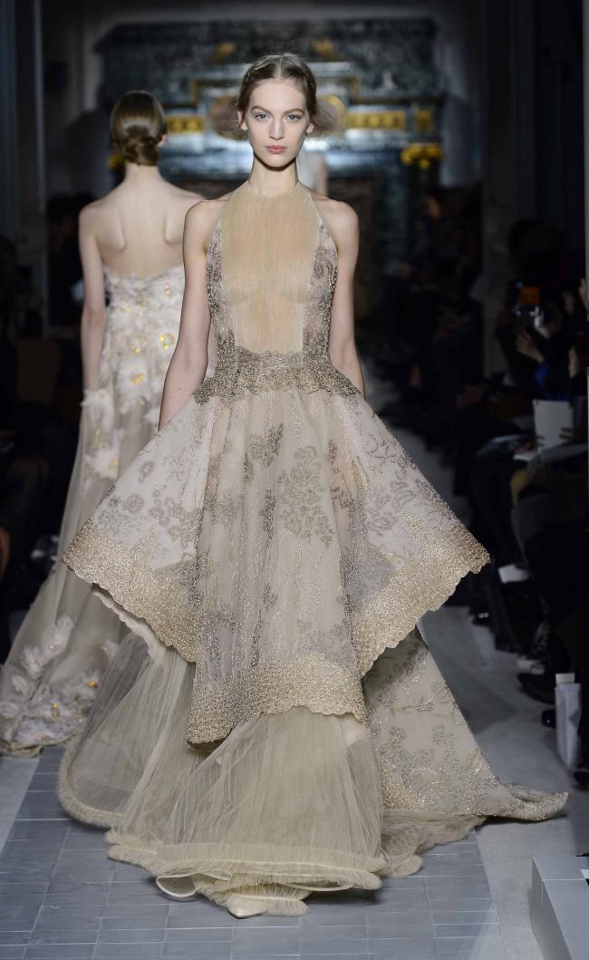 Fashion under the badge of Valentino: it is delightful and is charming